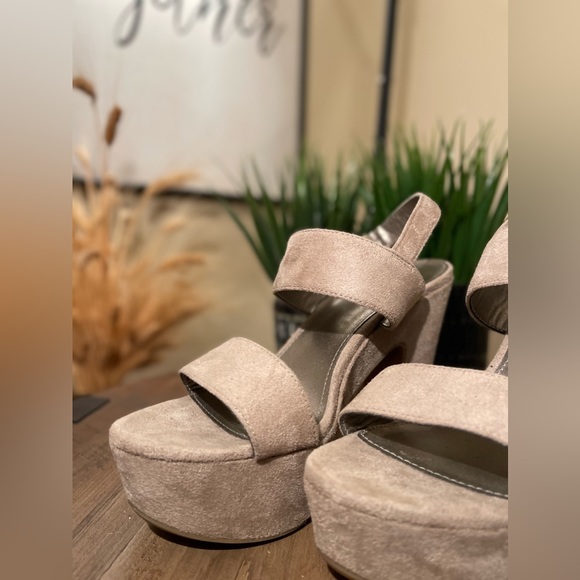 Graceland Super Comfortable Suede 8 Size Ash Color Platform Sandal - Picture 9 of 10